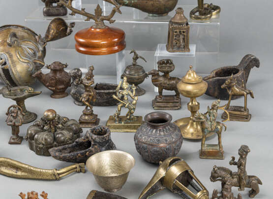 Konvolut Bronze- und Metallarbeiten, darunter Figuren und Öllampen - фото 4