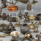 Konvolut Bronze- und Metallarbeiten, darunter Figuren und Öllampen - Foto 4