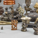 Konvolut Bronze- und Metallarbeiten, darunter Figuren und Öllampen - Foto 5