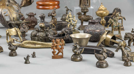 Konvolut Bronze- und Metallarbeiten, darunter Figuren und Öllampen - photo 5