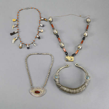 Drei Ketten und ein Halsreif, teils Silber, teils mit Amulett-Anhängern - Foto 1