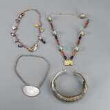 Drei Ketten und ein Halsreif, teils Silber, teils mit Amulett-Anhängern - фото 2