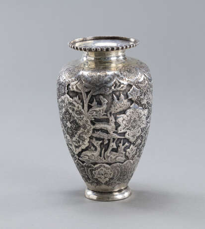 Silberne Vase mit Repousse Dekor mit reicher Ornamentik von Tieren und Arabesken. 440 g. - Foto 1