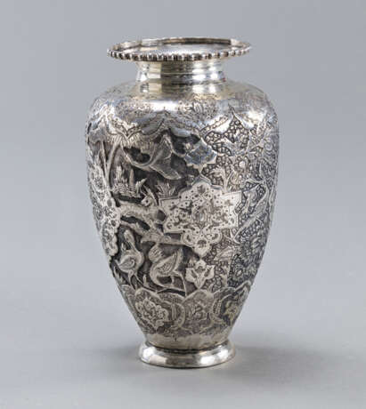 Silberne Vase mit Repousse Dekor mit reicher Ornamentik von Tieren und Arabesken. 440 g. - photo 2