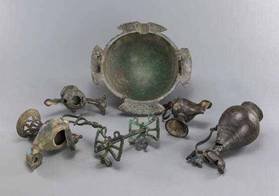 Gruppe von sechs Bronzearbeiten, u.a. ein Becken, drei Öllampen, eine Kanne und eine Trense. Partiell ornamental graviert. - photo 3