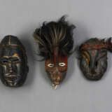 Drei Masken aus Holz - photo 1