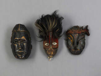 Drei Masken aus Holz