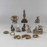 Konvolut von 13 Objekten aus Metall bzw. Keramik, u.a. Figuren und Schmuck - фото 1