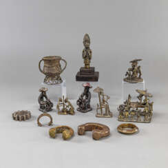 Konvolut von 13 Objekten aus Metall bzw. Keramik, u.a. Figuren und Schmuck