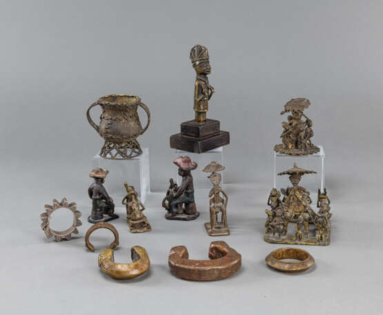 Konvolut von 13 Objekten aus Metall bzw. Keramik, u.a. Figuren und Schmuck - photo 2