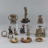 Konvolut von 13 Objekten aus Metall bzw. Keramik, u.a. Figuren und Schmuck - фото 2
