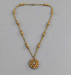 Feine Goldkette aus verschiedenen Goldperlen, Indien mit einem europäischen Filigran-Medaillon-Anhänger aus Gold.