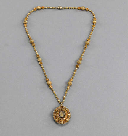 Feine Goldkette aus verschiedenen Goldperlen, Indien mit einem europäischen Filigran-Medaillon-Anhänger aus Gold. - photo 1