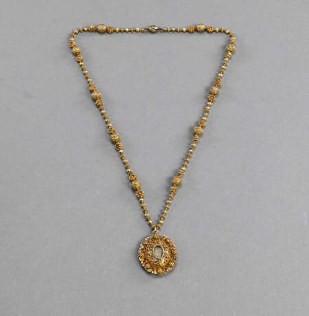 Feine Goldkette aus verschiedenen Goldperlen, Indien mit einem europäischen Filigran-Medaillon-Anhänger aus Gold. - Foto 2