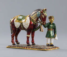Feine vollplastische Figur eines Pferdes mit Führers im Moghul-Stil. Gold mit polychromer Emaildekoration. 18 kt Gold. Ca. 153 g.