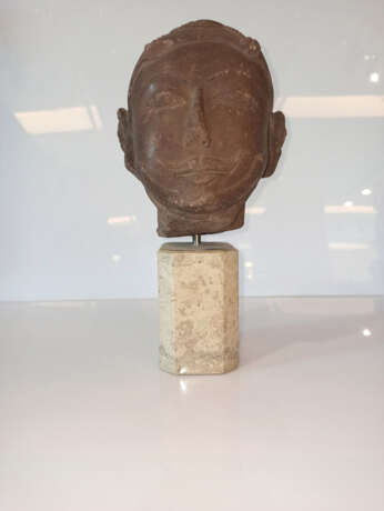 Kopf einer männlichen Gottheit aus rötlich-braunem Stein auf einen Sockel montiert - Foto 3