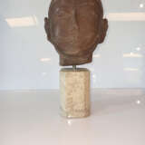 Kopf einer männlichen Gottheit aus rötlich-braunem Stein auf einen Sockel montiert - photo 3