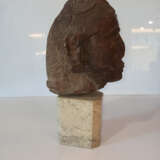 Kopf einer männlichen Gottheit aus rötlich-braunem Stein auf einen Sockel montiert - photo 4