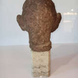 Kopf einer männlichen Gottheit aus rötlich-braunem Stein auf einen Sockel montiert - Foto 5