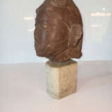 Kopf einer männlichen Gottheit aus rötlich-braunem Stein auf einen Sockel montiert - Foto 6