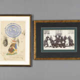 Miniaturmalerei und ein schwarz/weiß Gruppenfoto. Die Miniatur auf einem gestempelten Papier (Jeypoor Government) mit der Darstellung eines sitzenden Würdenträgers. - Foto 2