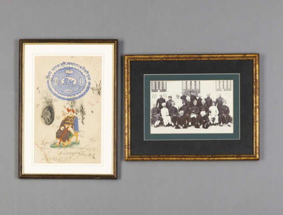 Miniaturmalerei und ein schwarz/weiß Gruppenfoto. Die Miniatur auf einem gestempelten Papier (Jeypoor Government) mit der Darstellung eines sitzenden Würdenträgers. - Foto 2