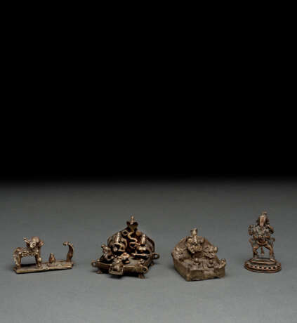Vier Bronzen mit Darstellungen des Ganesha, Nandi und zwei kleine Altäre - photo 1