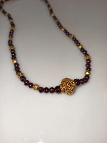 Halskette mit Gold- und Granatperlen - photo 3