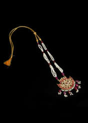Perlenkette mit emailliertem Goldanhänger im Mogul-Stil