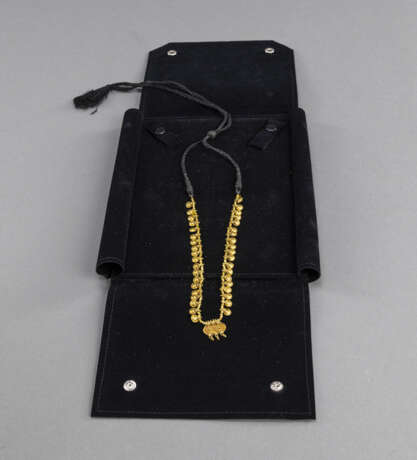 Feine Goldkette, mit zahlreichen scheibenförmige Kettengliedern in Reihung auf einem verstellbaren Flechtband aufgezogen. - photo 3
