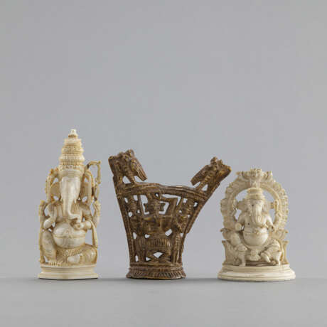Schnitzerei aus Knochen und zwei Elfenbein-Schnitzereien mit Darstellungen des Ganesha - photo 1