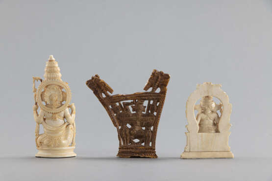 Schnitzerei aus Knochen und zwei Elfenbein-Schnitzereien mit Darstellungen des Ganesha - photo 2