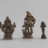 Drei Figuren aus Bronze mit Darstellungen des Krishna, Parvati und Hannuman - photo 3