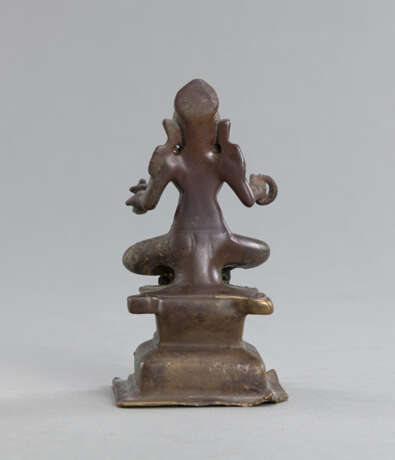 Bronze einer weiblichen Gottheit auf Stand - фото 3