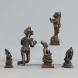 Fünf Figuren aus Bronze mit Darstellungen des Ganesha, Hanuman, eines Heiligen und Krishna - фото 2