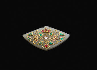 Anhänger aus hellgrüner Jade im Moghul-Stil mit Gold, Diamanten, Rubinen und Smaragden dekoriert