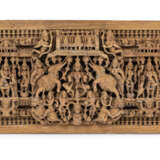 Tempelpaneel aus Holz mit Darstellung der Gajalakshmi flankiert von Elefanten - фото 1