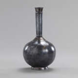 Feine Bidri-Vase aus Stahl mit kugeligem Korpus und langgezogenem Hals. Dekor von grazilen Blütendolden, auf dem Korpus Signatur-Kartusche. - Foto 1