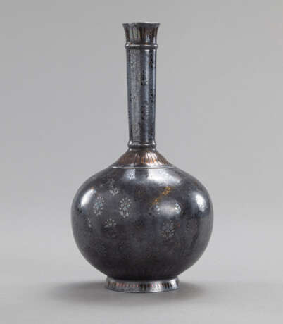 Feine Bidri-Vase aus Stahl mit kugeligem Korpus und langgezogenem Hals. Dekor von grazilen Blütendolden, auf dem Korpus Signatur-Kartusche. - Foto 2