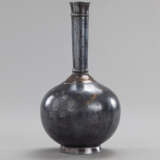 Feine Bidri-Vase aus Stahl mit kugeligem Korpus und langgezogenem Hals. Dekor von grazilen Blütendolden, auf dem Korpus Signatur-Kartusche. - фото 2