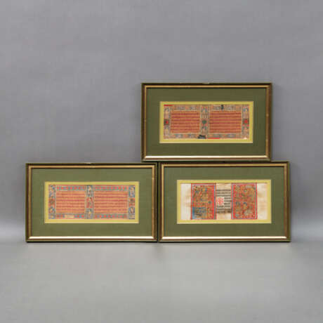 Drei doppelseitige Folios eines Kalapasutra Jain Manuskripts, Sankrit-Zeilen in Gold und Schwarz mit figuralem Randdekor. - Foto 2