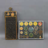 Holzpaneel mit nagari-Inschrift und figuraler Dekoration und 20 runde, polychrom handbemalte Spielkarten "Ganjifa". - фото 1