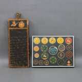 Holzpaneel mit nagari-Inschrift und figuraler Dekoration und 20 runde, polychrom handbemalte Spielkarten "Ganjifa". - Foto 2