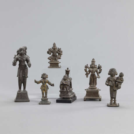 Sechs Bronzen mit Darstellungen des Vishnu, Grupper der Laksminarayana, ein Krieger, zwei weibliche Figuren und ein Altar - фото 1