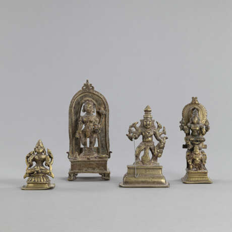 Vier Figuren aus Bronze mit Darstellungen einer weiblichen Gottheit, Durga, Lakshmi und Devi - photo 1
