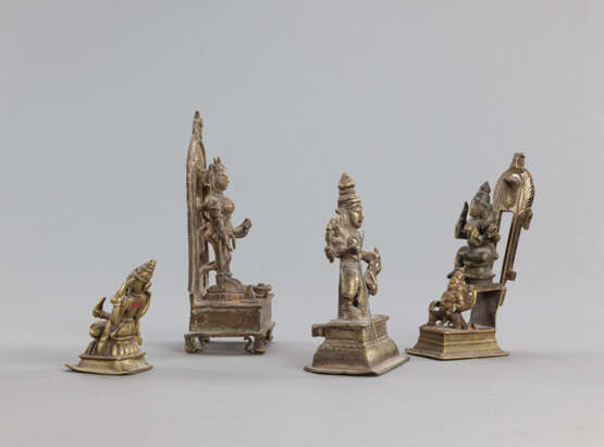 Vier Figuren aus Bronze mit Darstellungen einer weiblichen Gottheit, Durga, Lakshmi und Devi - Foto 2