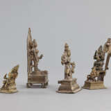 Vier Figuren aus Bronze mit Darstellungen einer weiblichen Gottheit, Durga, Lakshmi und Devi - photo 2