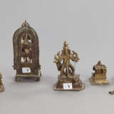 Vier Figuren aus Bronze mit Darstellungen einer weiblichen Gottheit, Durga, Lakshmi und Devi - Foto 3