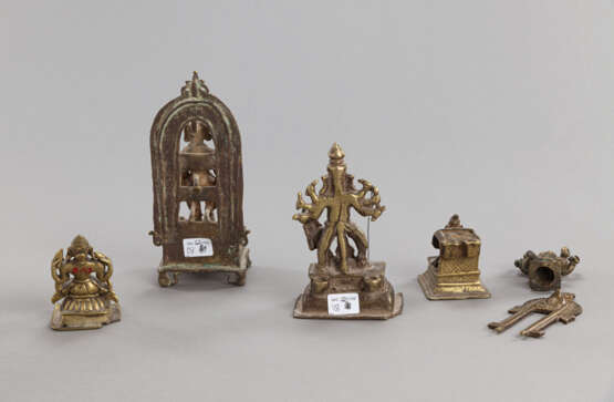 Vier Figuren aus Bronze mit Darstellungen einer weiblichen Gottheit, Durga, Lakshmi und Devi - Foto 3