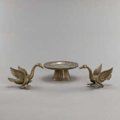 Ritualgefäß und Paar Schwäne aus Bronze und Metall
